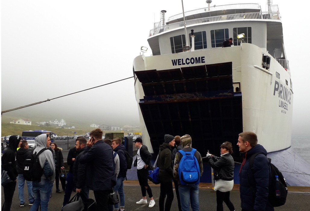 Portrið er farið upp - og ein hópur av ferðafólki standa eftir