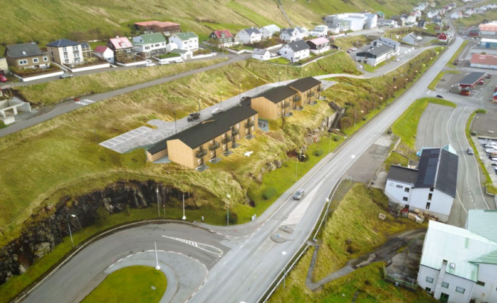 Tað er tann fremri blokkurin við 10 íbúðum, sum verður reistur í dag