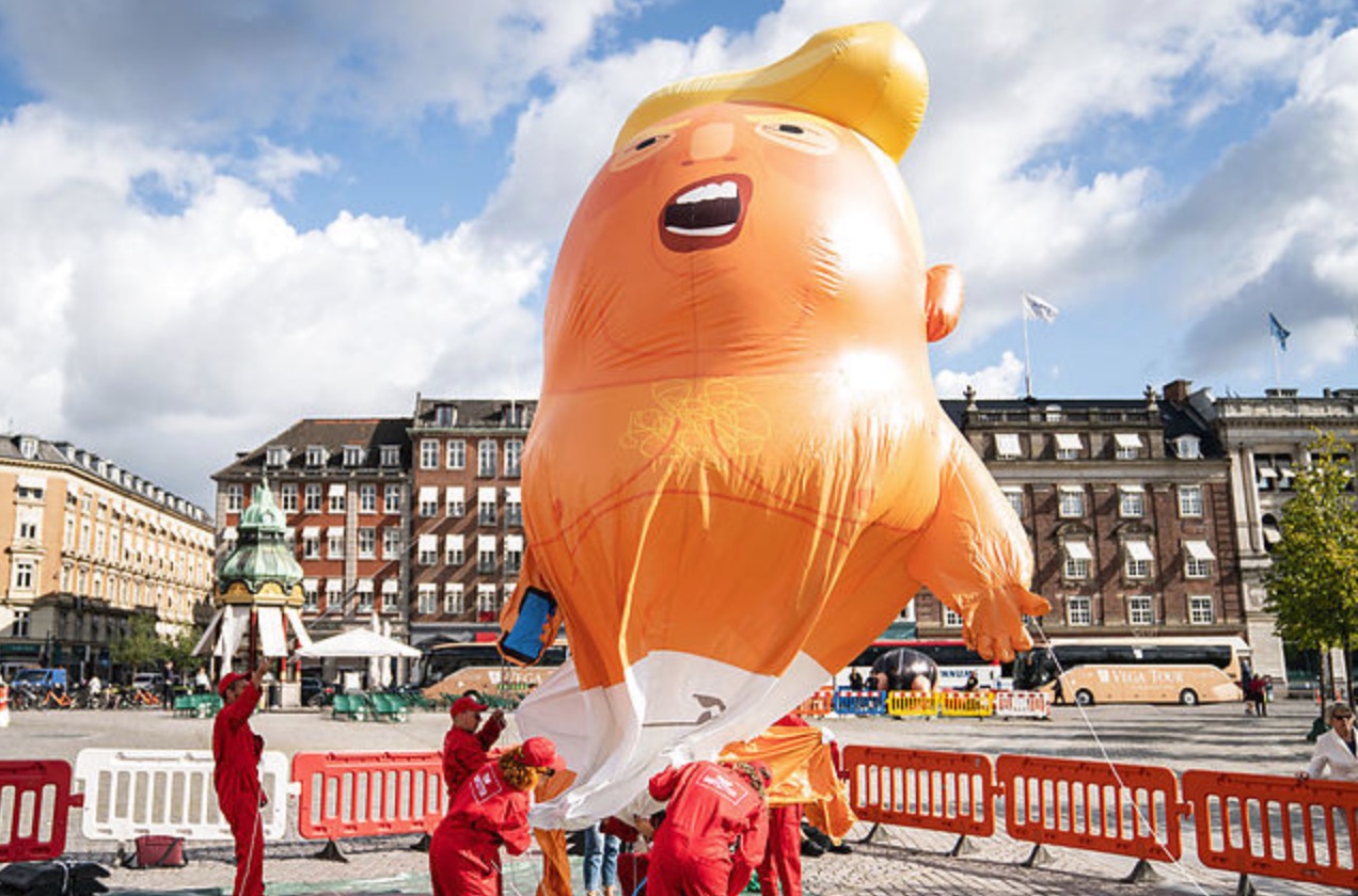 Tey blæsa upp eina ballón av Donald Trump í baby-útgávu á Kongens Nytorv í Keypmannahavn