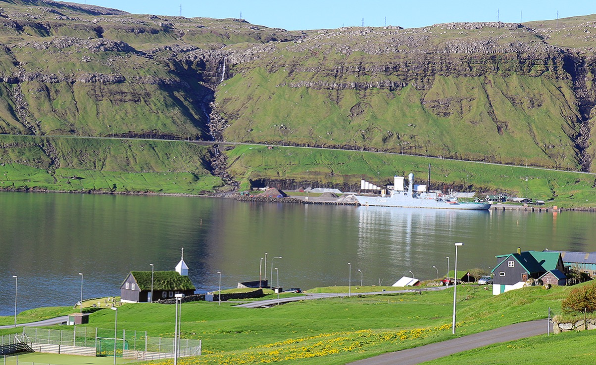 Tað var her áraka verkið á Sundi, at bilurin fór útav - men tíbetur fór hann ikki oman av