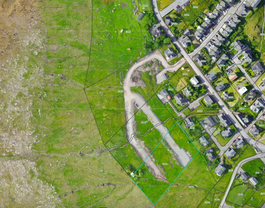 Villingardalsvegurin er langi vegurin, upp ígjøgnum myndina høgrumegin. Vegurin, stríðið stendur um, er nýggi vegurin, sum grivið er fyri av Villingardalsvegnum, niðan í nýggju útstykkingina. Mynd: foroyakort.fo