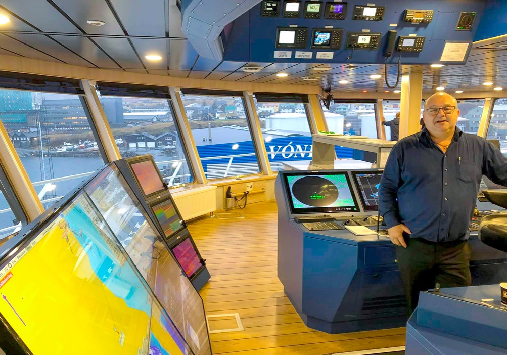 Jógvan Tróndarson, skipari, á brúnni á Avataq