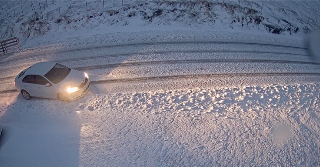 Á Sandavágshálsi er bæði vindur og kavi. Myndin er frá Landsverki