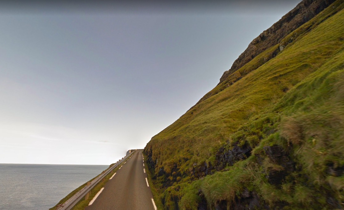 Tjørnuvíkarvegurin er smalur og hann liggur í brattlendi, so har loypir ofta á vegun. Myndina eigur Google