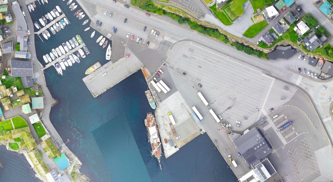 Her á Bursatanga og á Kongabrúnni, er tað ikki rætt at kroysta eitt tjóðleikhús niður ímillum, heldur fyrrverandi borgarstjóri í Havn. Mynd: ©Umhvørvisstovan: kort.foroyakort.fo