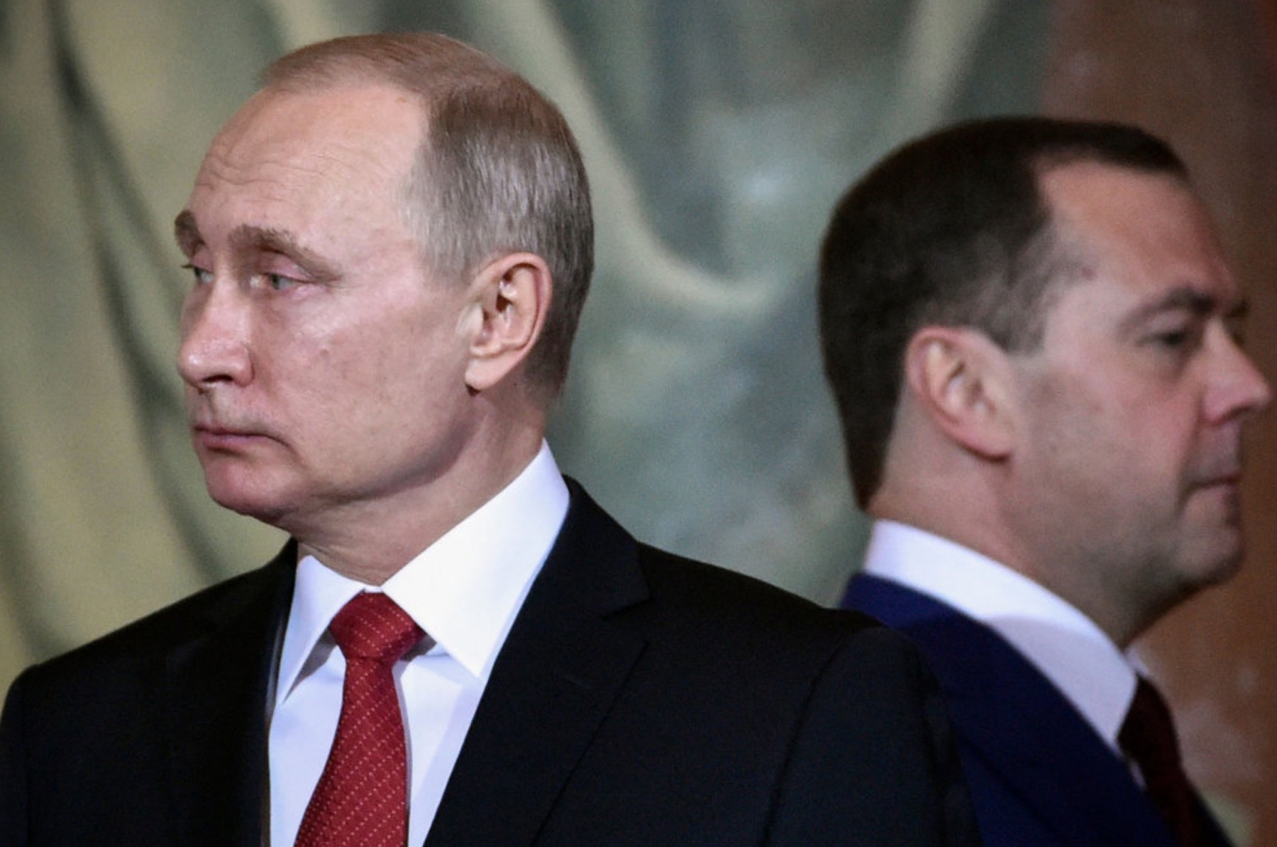 Russiska stjórnin leggur frá sær, upplýsir Dmitrij Medvedev, forsætisráðharri, sum er sæst høgru megin saman við Vladimir Putin, forseta. (Arkivfoto) - Foto: Alexander Nemenov/Ritzau Scanpix