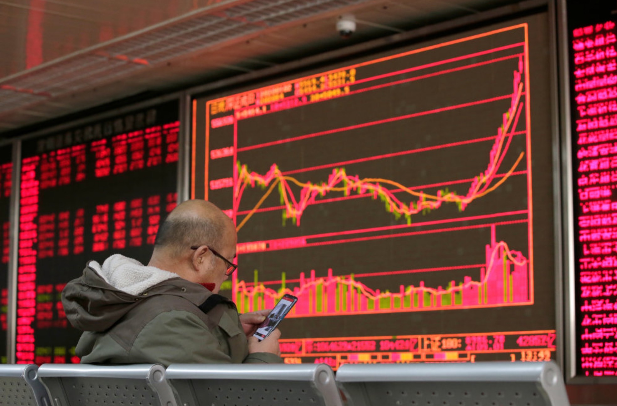 Í Shanghai lat virðisbrævamarkaðurin í morgun upp við stórum kursfallum. Hetta er fyrsti handilsdagur eftir kinesiska nýggjárið, og eftir stóru ávirkanina av virusútbrotinum. (Arkivfoto). - Foto: Jason Lee/Reuters