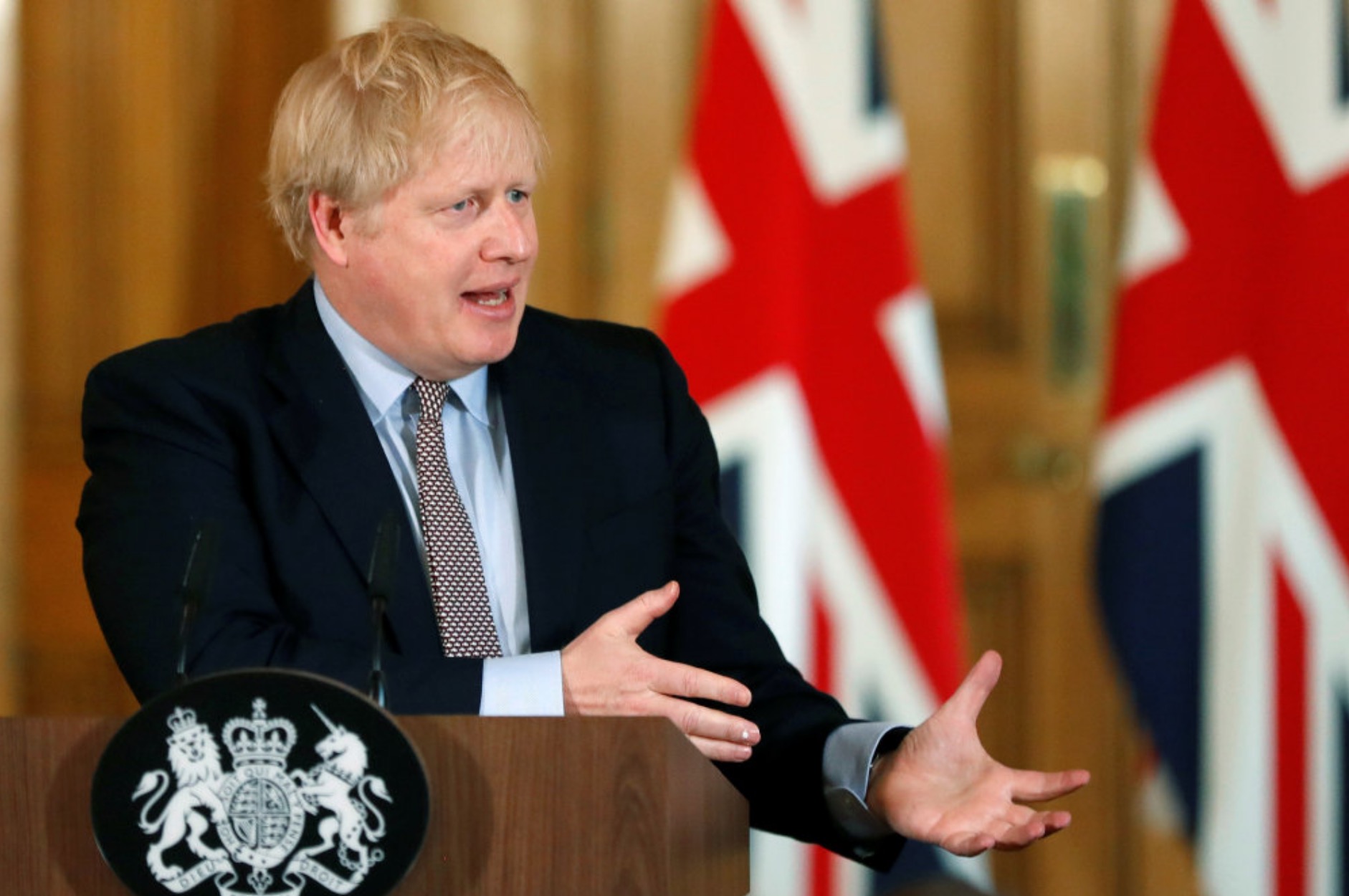 Tað er ein avbjóðing fyri tjóðina. Eg haldi, at vit koma væl ígjøgnum hetta, sigur Boris Johnson á tíðindafundi. - Foto: Pool/Reuters