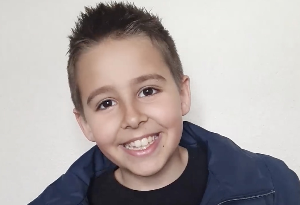 Átta ára gamli Bjarki úr Vestmanna syngur koronasangin