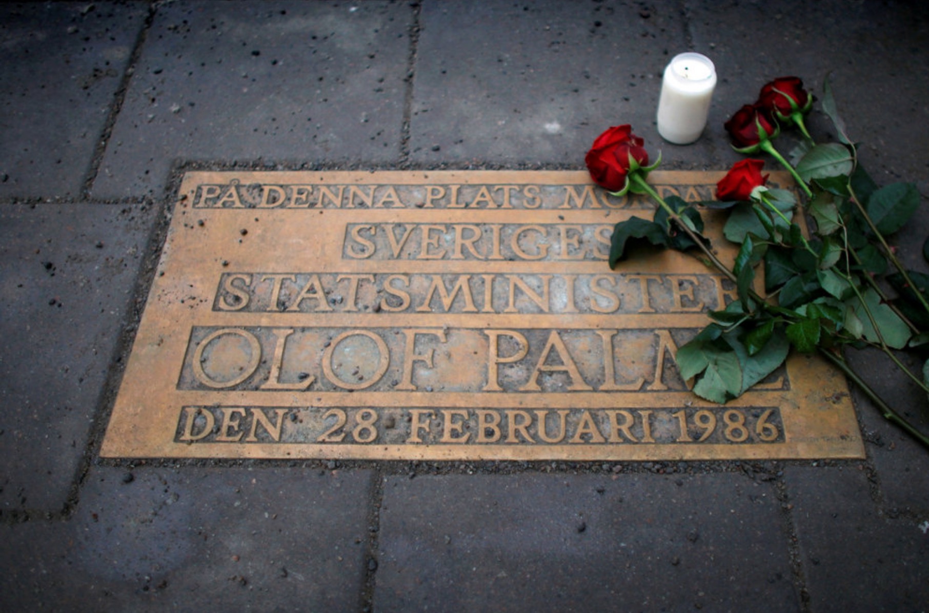 Møguliga verður navn sett á, hvør drap Oluf Palme. Her sæst minnispláta fyri Oluf Palme á gøtuni, har hann varð skotin í 1986. (Arkivfoto) - Foto: Bob Strong/Reuters