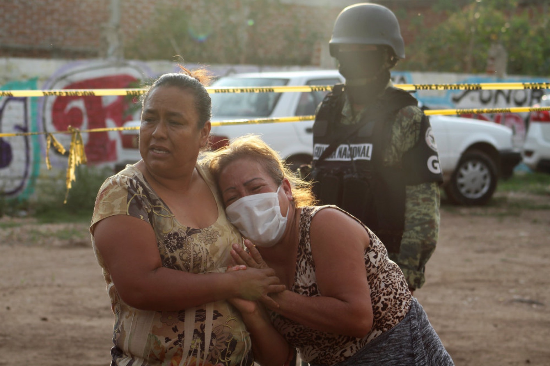 Tvær kvinnur syrgja uttan fyri eini klinik fyri viðgerð av narkomanum í landslutinum Guanajuato. Tær vórðu álopnar fyri einum mánaði síðani. Fleiri vórðu dripin. Landsparturin er merktur av harðskapi millum brotsmannalið. - (Stringer/Reute