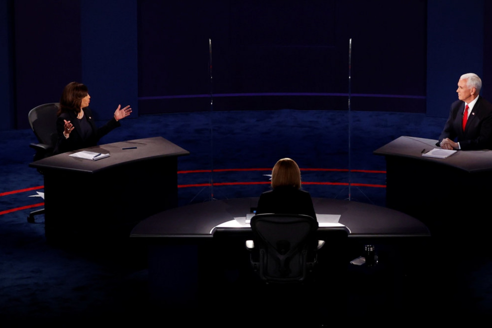 Handferingin av koronustøðuni var fyrsta evni í sjónvarpskjakinum millum tey bæði forsetavalevnini, Kamalu Harris, senator, og Mike Pence, varaforseta. - Foto: Brian Snyder/Reuters