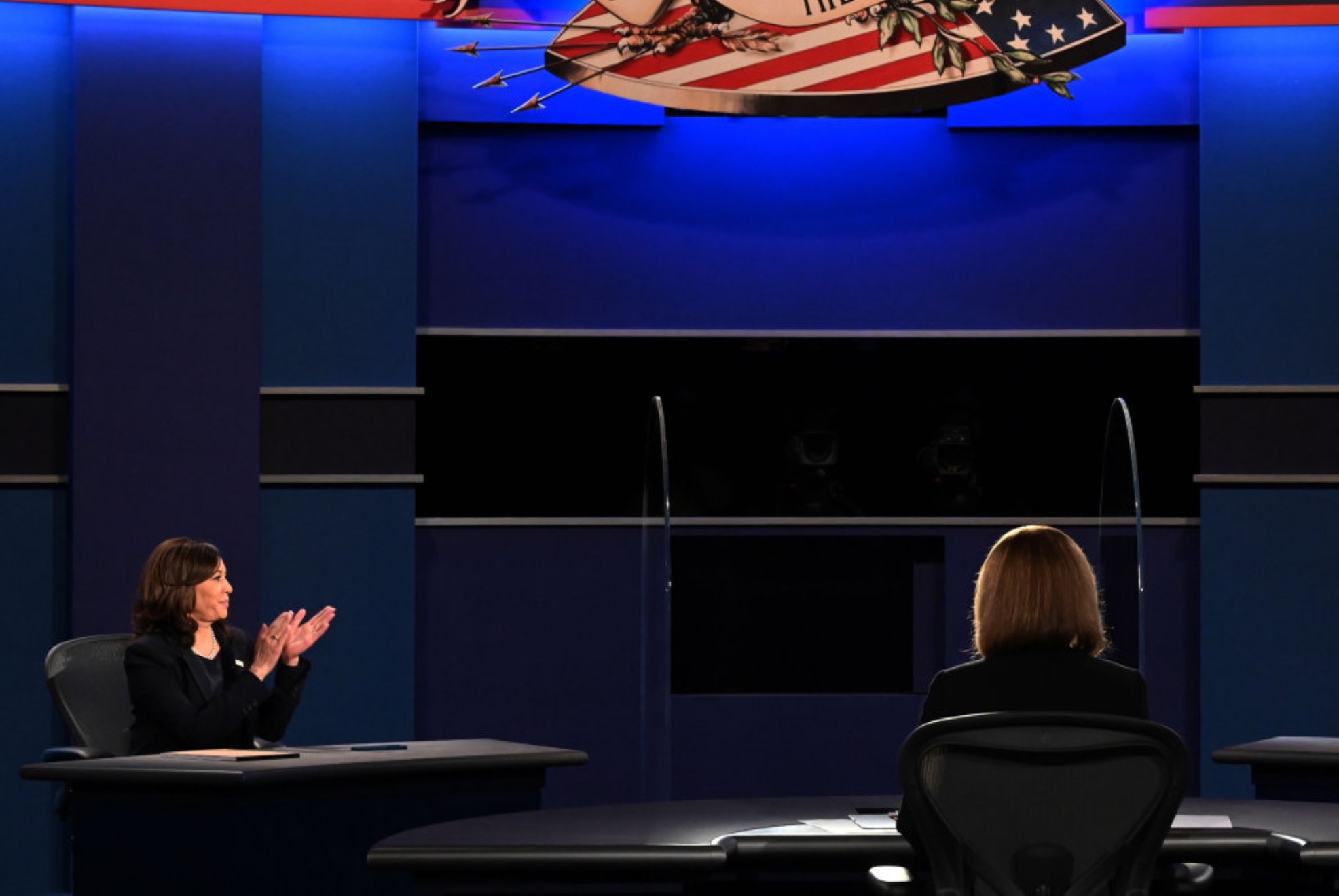 Varaforsetin Mike Pence og demokratiska varaforsetavalevnið, Kamala Harris, kjakaðust um alt frá koronu til veðurlagsbroytingar og fosturtøku í sjónvarpskjakinum í nátt. - Foto: Eric Baradat/Ritzau Scanpix