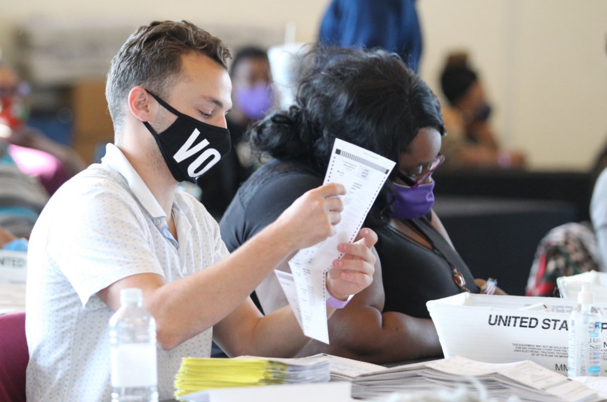 Í Georgia mangla tey enn at telja allar atkvøður. Tíðliga í morgun okkara tíð stendur næstan á jøgnum millum Joe Biden og Donald Trump. - Foto: Tami Chappell/Ritzau Scanpix