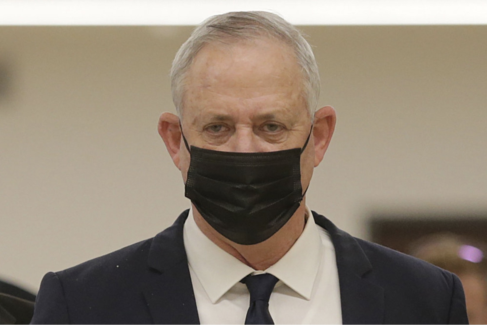 Skoyrpiliga stjórnarsamgongan er um at fella. Miðflokkurin Bláu og Hvítu og leiðari floksins, Benny Gantz (myndin), stuðlaðu í dag einum uppskoti um nýval – tað fjórða í bara tvey ár. - Foto: Alex Kolomiensky/Ritzau Scanpix