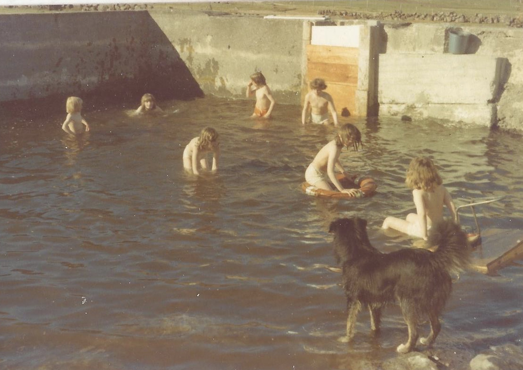 Mynd av svimjandi børnum frá 1977