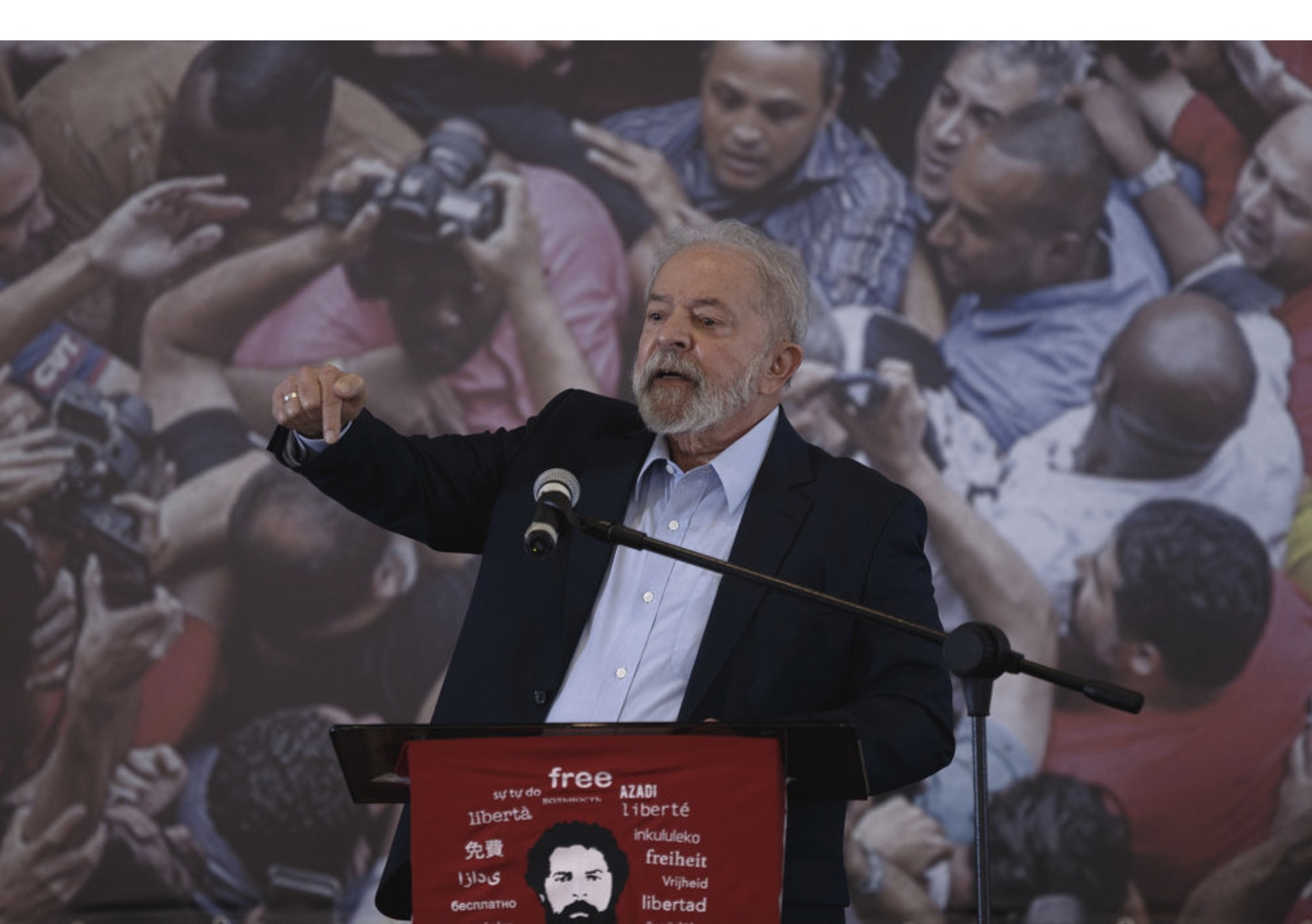 Fyrrverandi forsetin í Brasilia, Luiz Inacio Lula da Silva – ella bara Lula – hevði tíðindafund í dag, eftir at ein hægstarættardómari í gjár setti úr gildi fongsulsdómin ímóti honum. - Foto: Ettore Chiereguini/Ritzau Scanpix