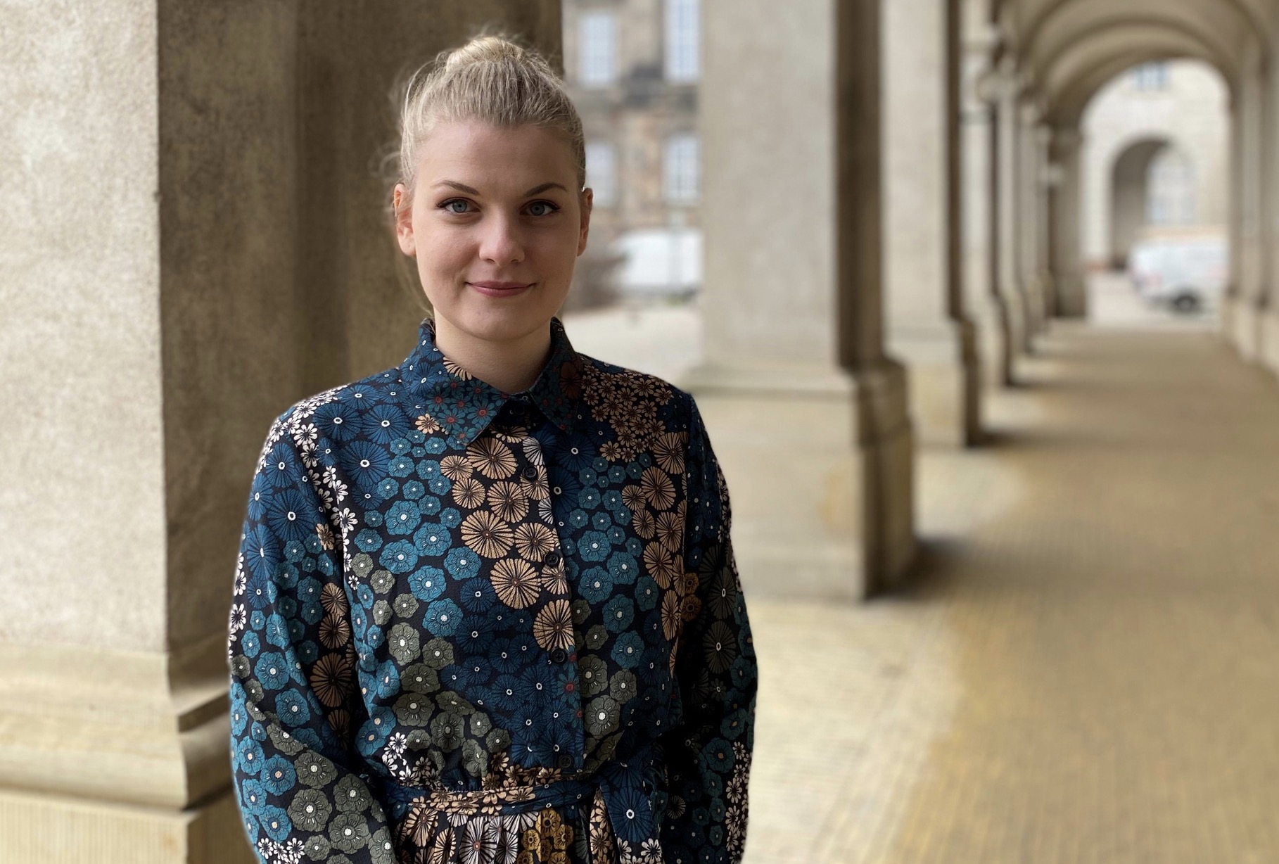 Barbara Apol hevði sæti á Fólkatingið sum varafólk fyri Sjúrð Skaale í fjør, tá hon reisti spurningin