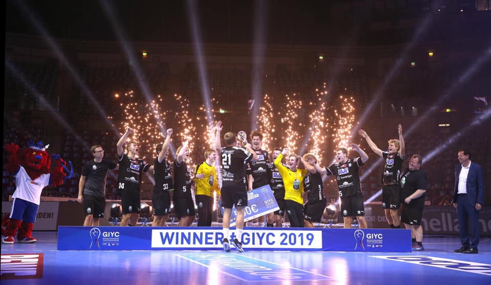 (Mynd: SHEA) Hákun West av Teigum og Pauli Jacobsen fegnast um enn eitt steyp á stórum altjóða palli