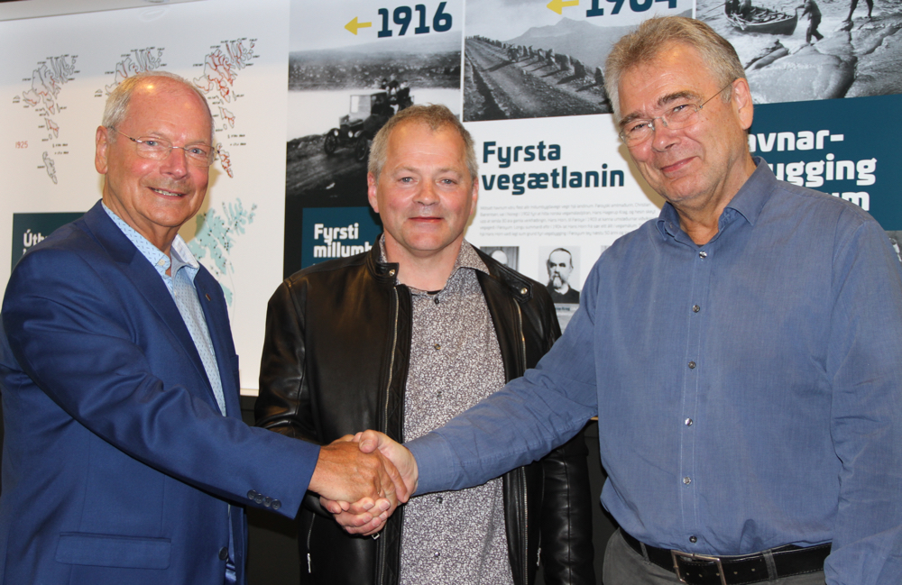 Teir tríggir taka lógvatak í forhøllini á Landsverki. Frá vinstru, Heðin Mortensen, landsstýrismaður, Sigurd L. Lamhauge, nýggjur stjóri á Landsverki, og Árant Andriasson, virkandi stjóri á stovninum.