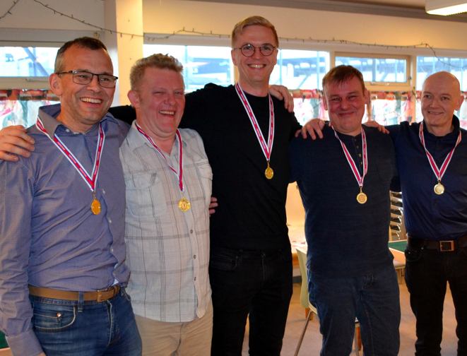 Føroyameistarar í bridge 2019: Balle Mohr, Rói á Rógvi Joensen, Pól Egholm, Allan Dal-Christiansen(liðskipari) og Eyðun Anthoniussen. Føroyameistarar í bridge 2019: Balle Mohr, Rói á Rógvi Joensen, Pól Egholm, Allan Dal-Christiansen(liðskipari) og Eyðun Anthoniussen.