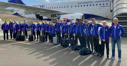 U15-hópurin avmyndaður við eitt av flogførunum hjá Atlantic Airways - Mynd: www.fsf.fo