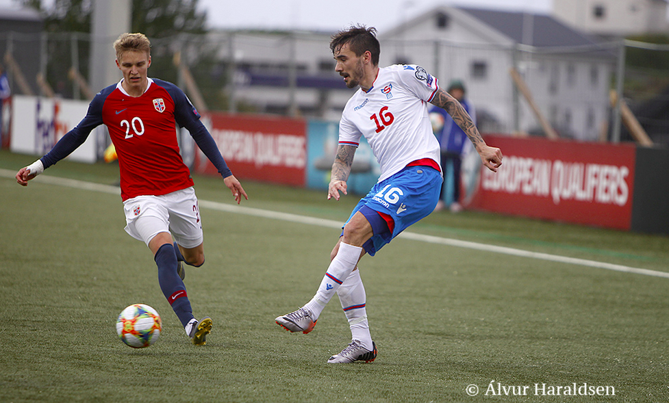 Mynd: (Álvur Haraldsen) René Shaki Joensen í landsdysti móti Martin Ødegaard og Norra
