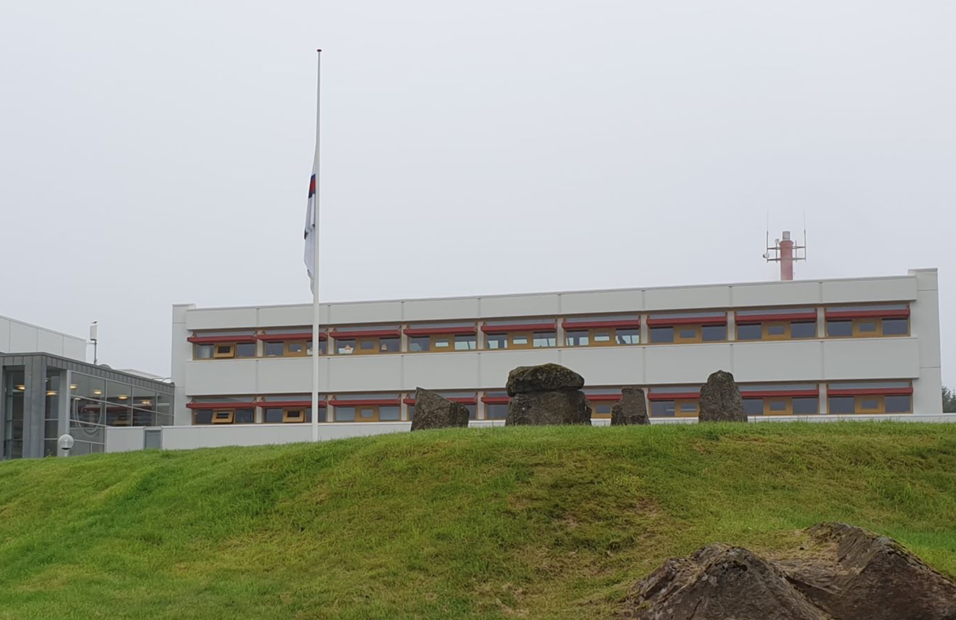 Kringvarpið flaggar í hálvari stong í dag (Mynd: Kringvarp Føroya)