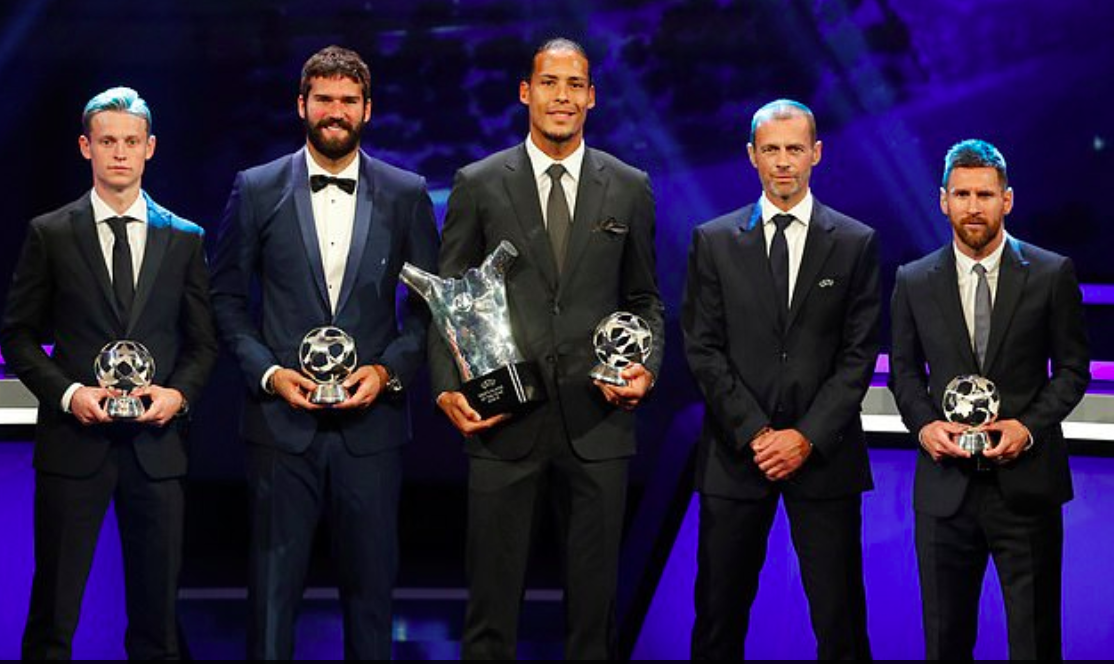 Mynd: (UEFA) Frá vinstru: Frenkie de Jong, Alisson Becker, Virgil van Dijk, Aleksander Čeferin (UEFA forseti) og Lionel Messi