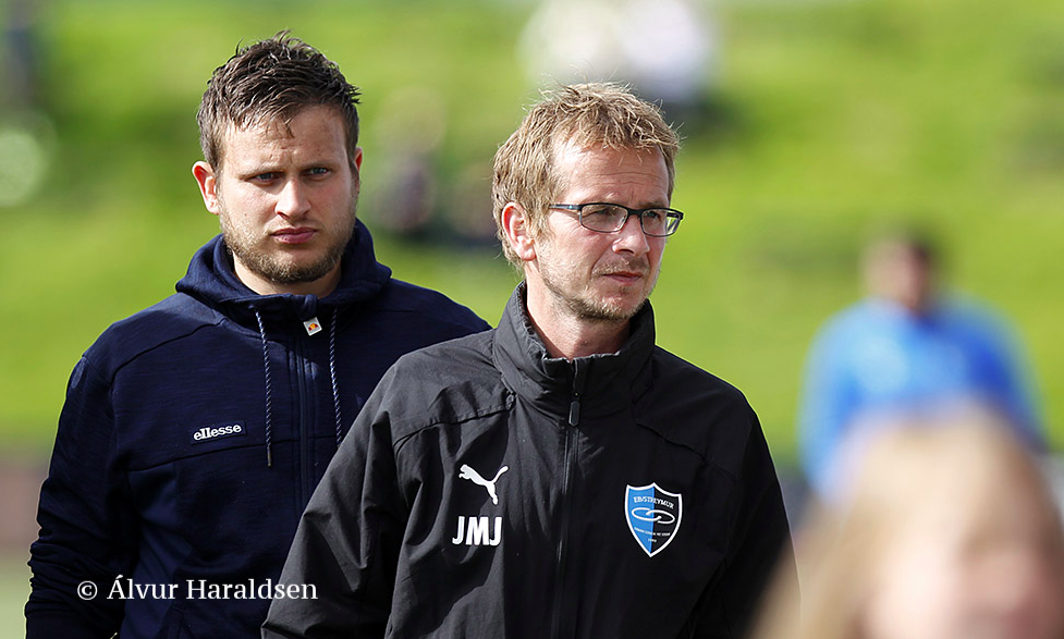 Mynd: (Álvur Haraldsen) Arnbjørn Hansen (t.v) og Jákup Martin Joensen, venjari hjá EB/Streymi, eru nakað sperdir til dystin í kvøld