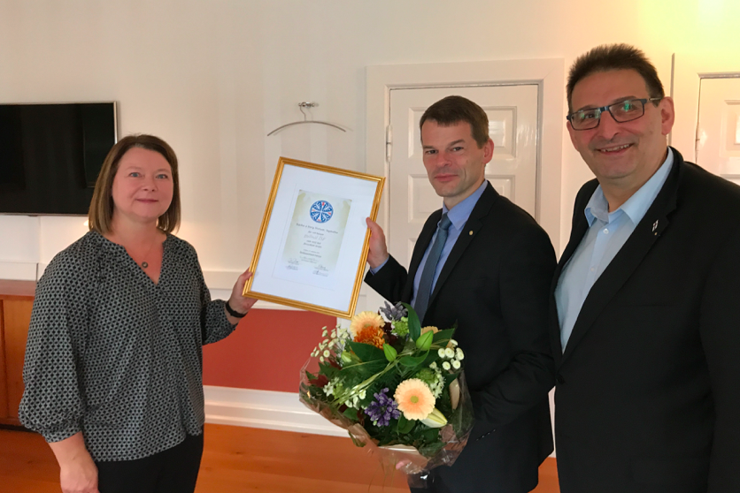 Mynd: (ÍSF) Elin Heðinsdóttir Joensen, forseti í ÍSF, løgmaður Bárður á Steig Nielsen og varaforesetin í ÍSF, Jon Hestoy