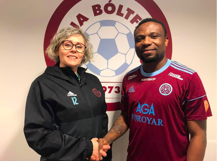 Mynd: (ab.fo) Á myndini ynskir forkvinnan hjá AB, Doris V. Rasmussen, Adeshina Lawal vælkomnan til AB.