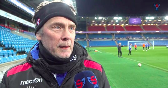 Hjálparvenjarin hjá A-landsliðnum, Jóannes Jakobsen, í samrøðu við FSF Varpið - Mynd: www.FSF.fo