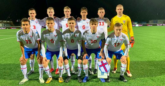 Føroyska liðið, ið byrjaði á vøllinum móti Danmark - Mynd: www.FSF.fo