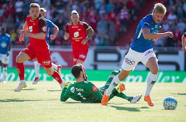 Mynd: (Scanpix) Erling B. Håland (t.h) í dysti fyri Molde móti Gilla Rólantsson (t.v) og Brann