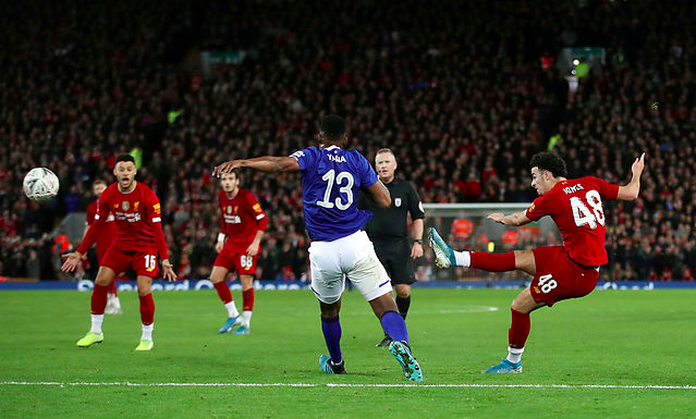 Mynd: (Scanpix) Curtis Jones skorar móti Everton