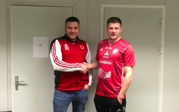 Mynd: (if.fo) Magnus Jørmundsson, nevndarlimur í ÍF, og Jens Joensen