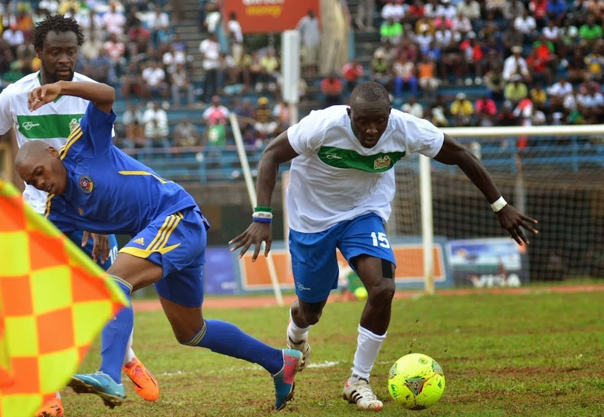 Alfred Sankoh uttastur til høgru.
