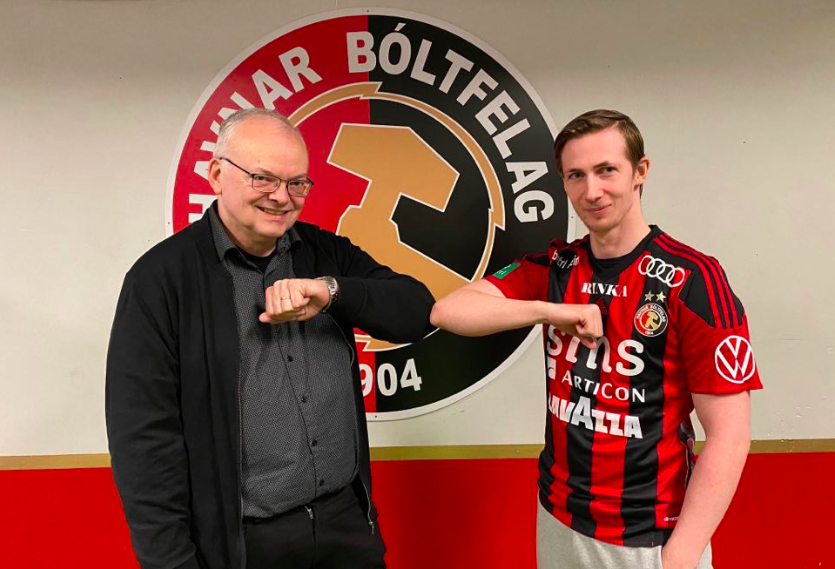 Mynd: (hb.fo) Tórmóður Stórá, formaður í HB, og Jákup L. Thomsen, við tilmælda lógvatakinum