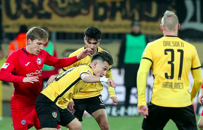 Mynd: (nw.de) Jóan Símun Edmundsson í dysti fyri Arminia Bielefeld móti Dynamo Dresden