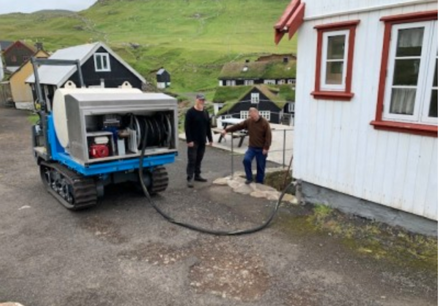 Fyrsta húsið í Mykinesi fær olju frá nýggja oljubilinum í oynni. Mynd: Sørvágs Kommuna