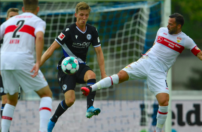 Mynd: (Arminia Bielefeld) Jóan Símun Edmundsson í dysti móti VfB Stuttgart