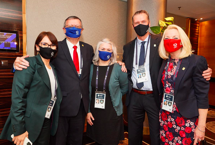 Mynd (CEV): Jónley Poulsen, næstforkvinna í Flogbóltssambandi Føroya, er okkara umboð í Wien. Hon stendur her høgrumegin Aleksandar Boricic, sum er nr. 2 frá vinstru.