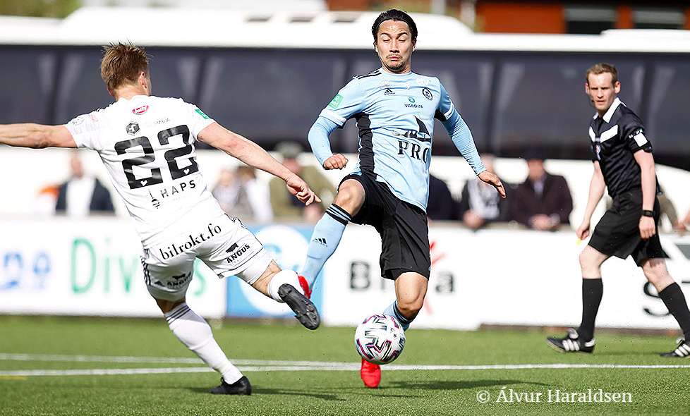 Mynd: Jóhan Hendrik Ellefsen (t.h) eygleiðir meðan Bogi Reinert Petersen og ein spælari hjá B36 dystast um bóltin