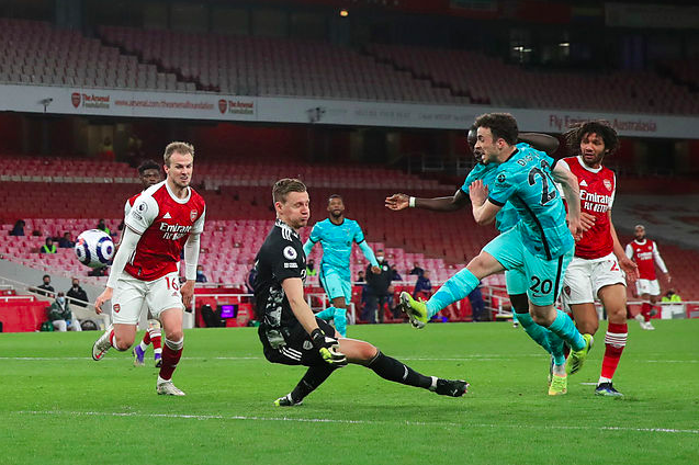 Mynd: (Scanpix) Diogo Jota skorar til 3-0 fyri Liverpool móti Arsenal