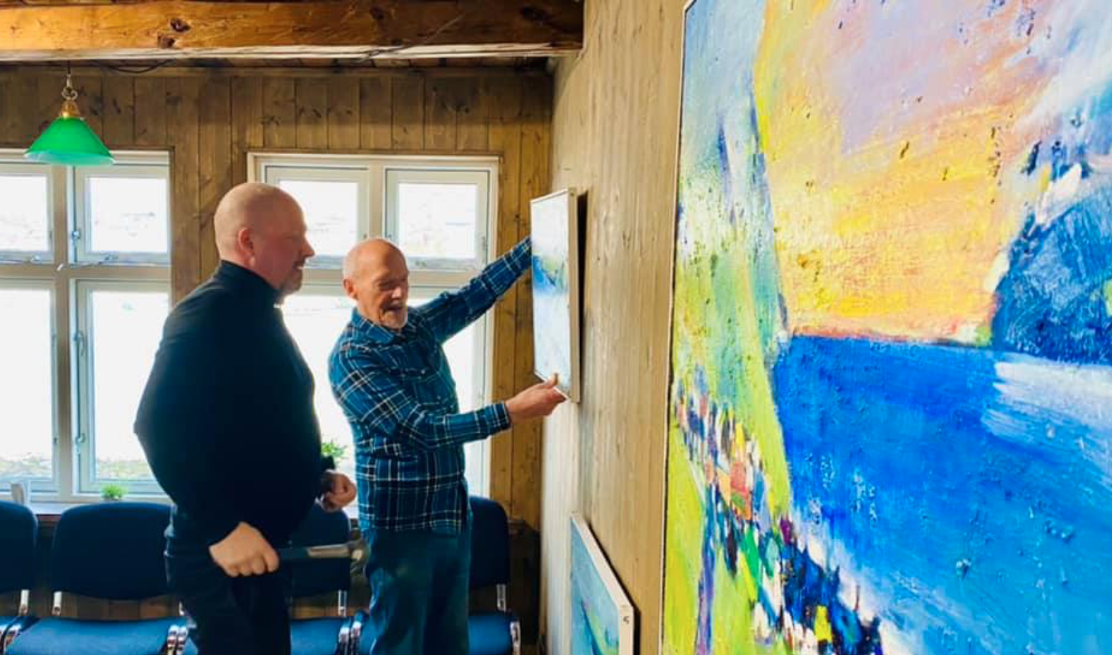 Zacharias Heinesen og Símun Gullaksen hanga málningar upp í Gamla Seglhúsi