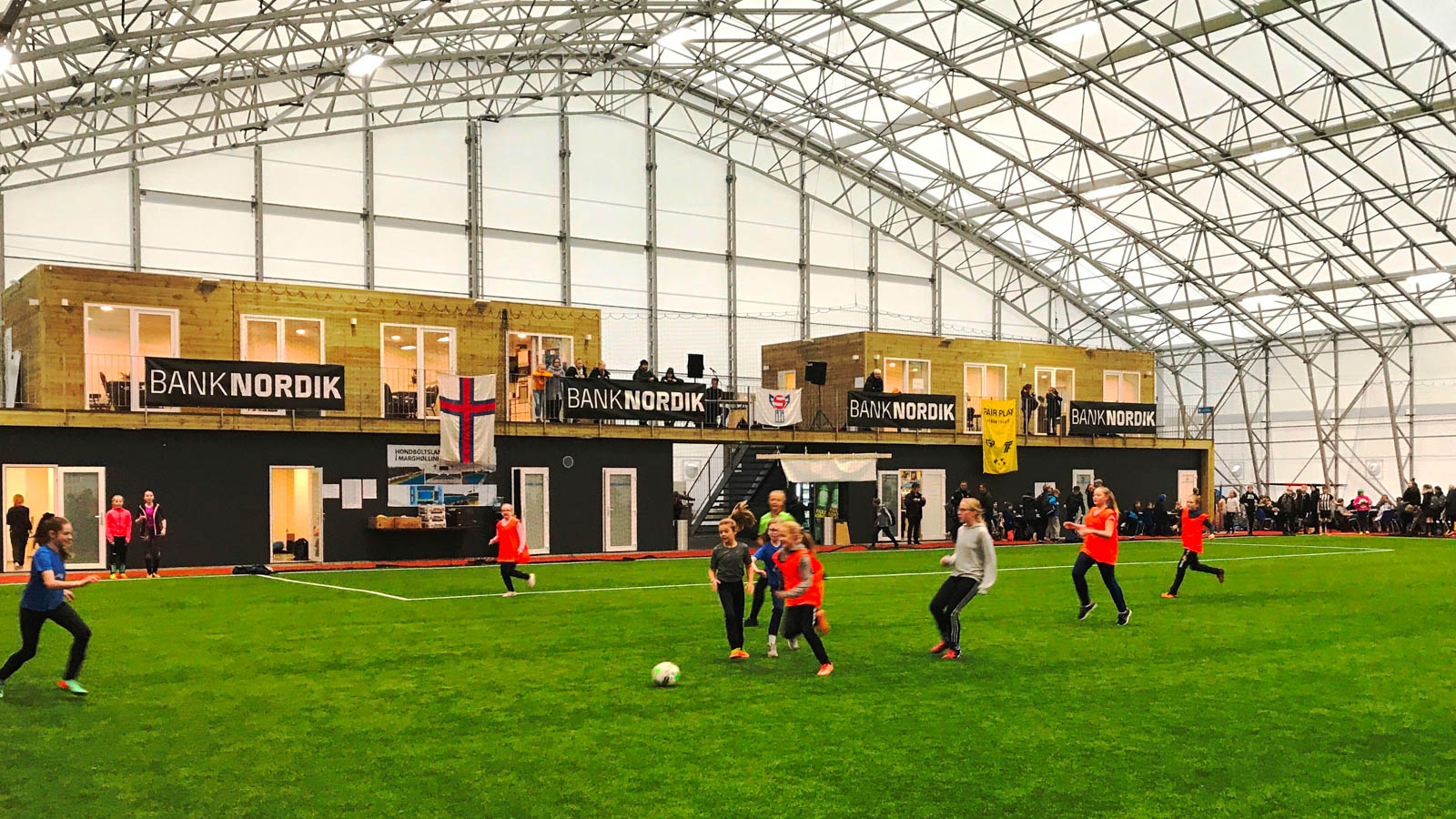 Um viðrar, verður spælt á vøllinum vesturi á Eiðinum í Vági. Um ikki, verða dystirnir í Skúlafótbólti í Marghøllini - Mynd: Dennis Holm