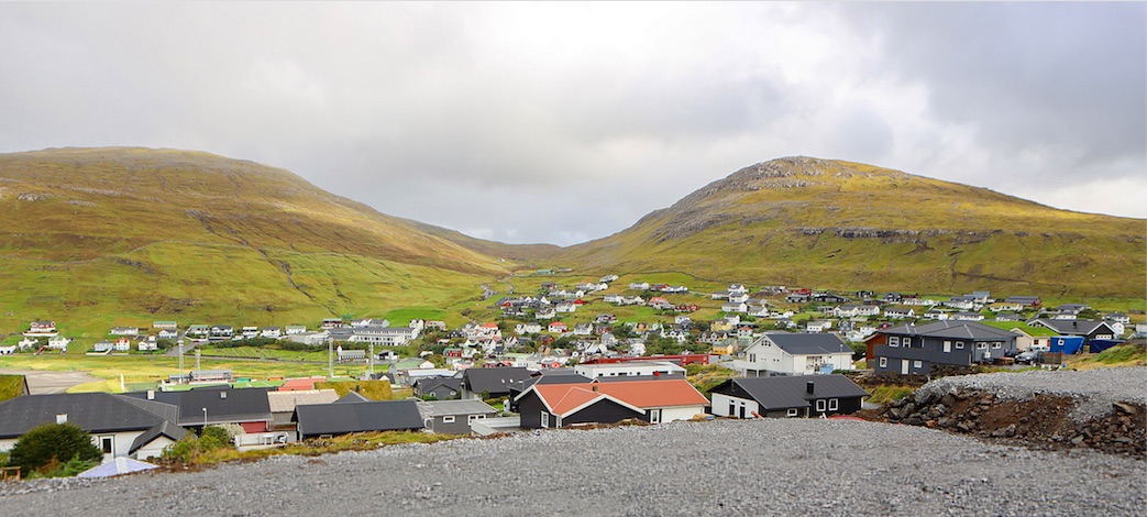 Myndin er tikin av Middagsvarða í Sørvági, har fleiri grundstykki verða at byggja á.