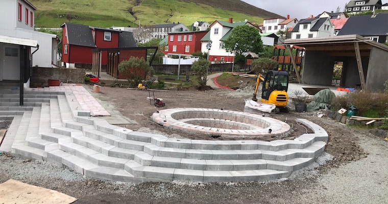 Soleiðis sá út á Stakka, meðan arbeiðið við hugnaliga torginum var í gongd.