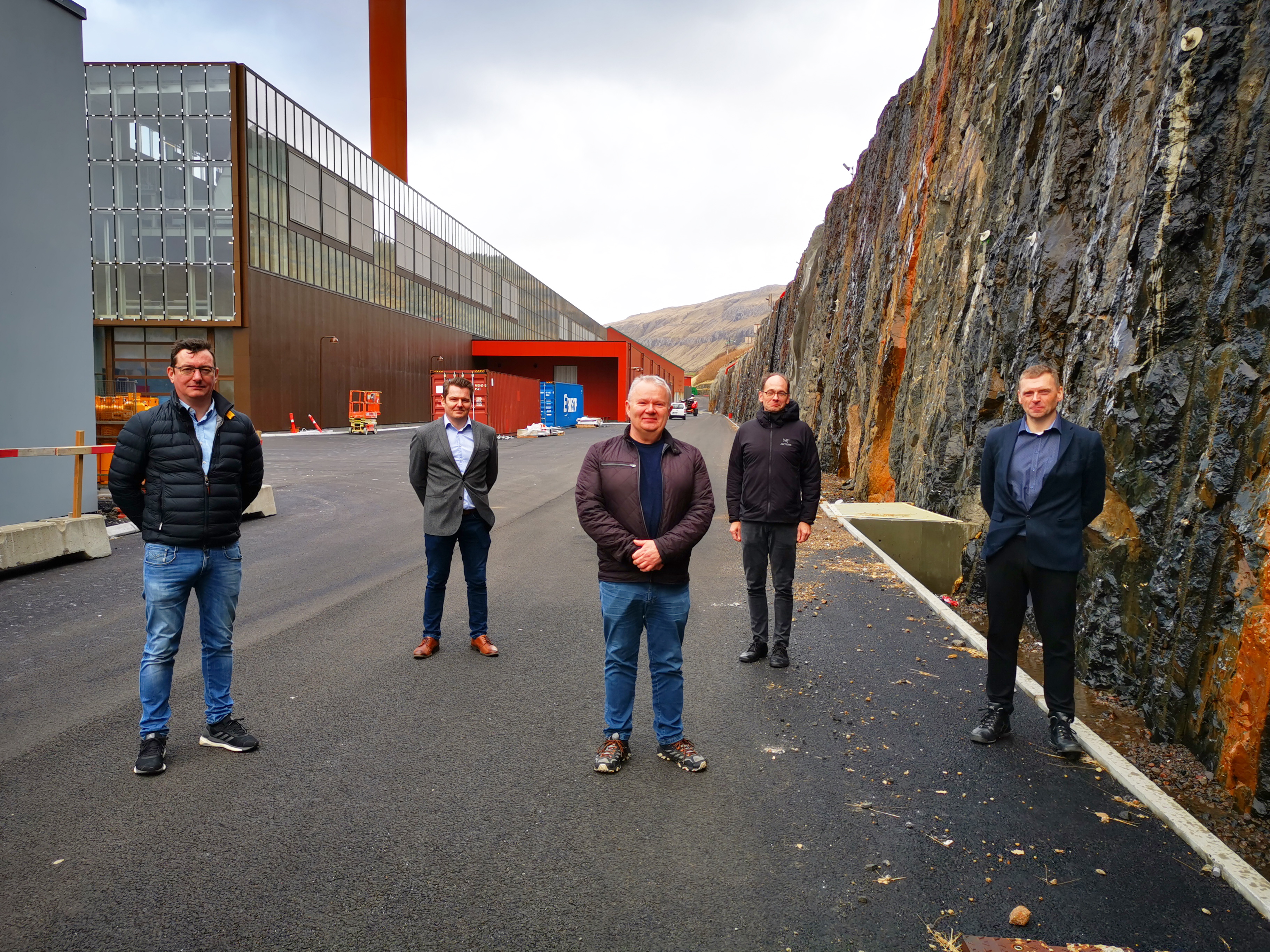 Sunnvard Andreasen, Articon, Bogi í Dali Stinni/Lbf, Jørgin Mørkøre, verkmeistari á Sundsverkinum, Dávid Reinert Hansen, verkætlanarleiðari fyri SEV og Heri Mortensen, deildarstjóri fyri framleiðsluna hjá SEV.
